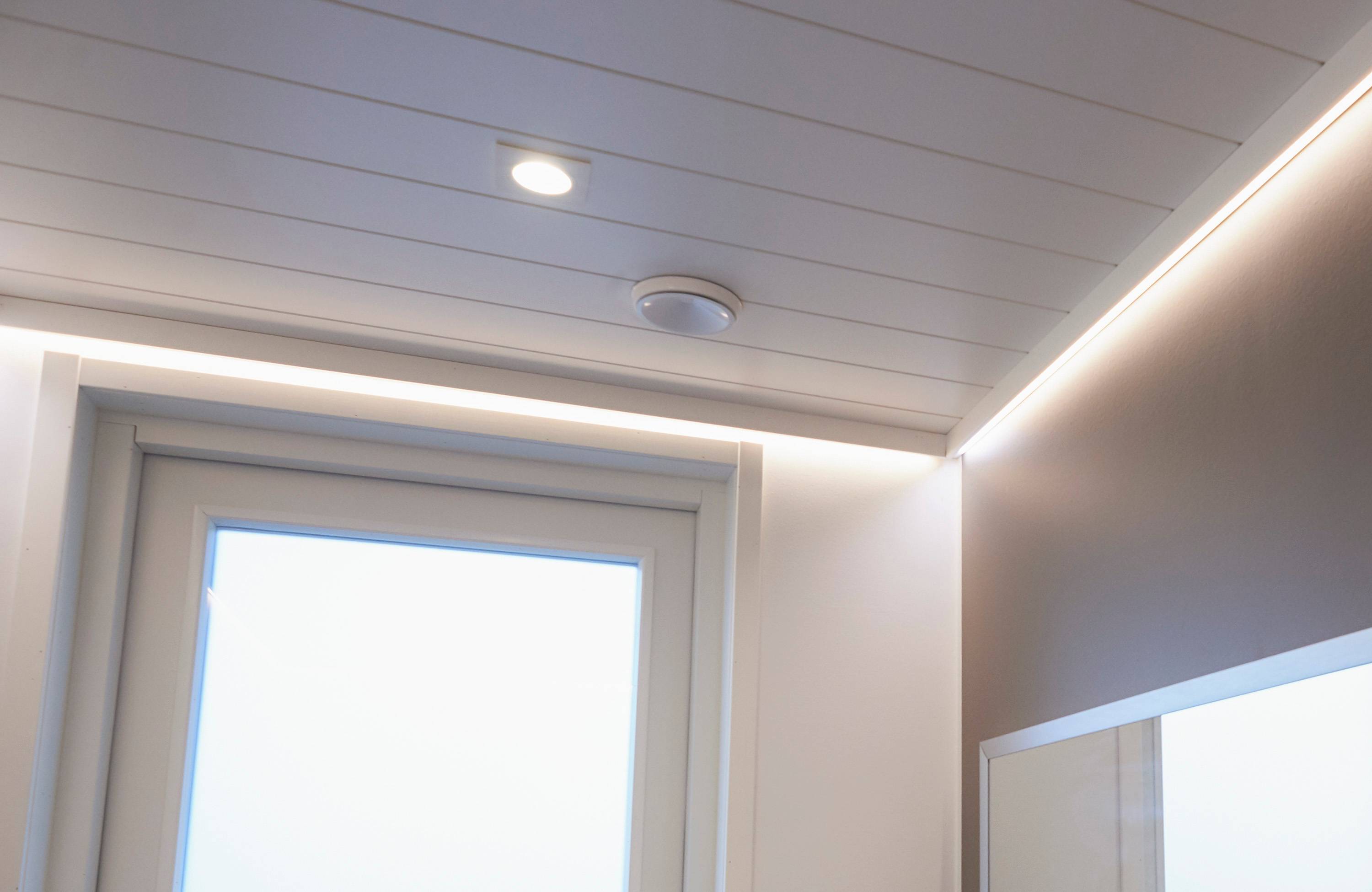 Tira de LED de iluminación indirecta y foco fijo Cant para el vestíbulo. Ledstore.fi